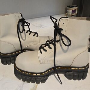 NWOB. Dr Martens Audrick Womens Size 8